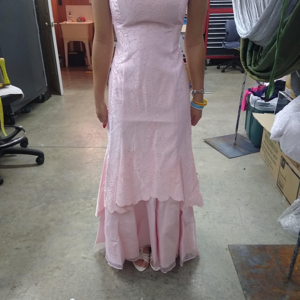 A vintage pink gown that layers and tapers in the back size 3/4